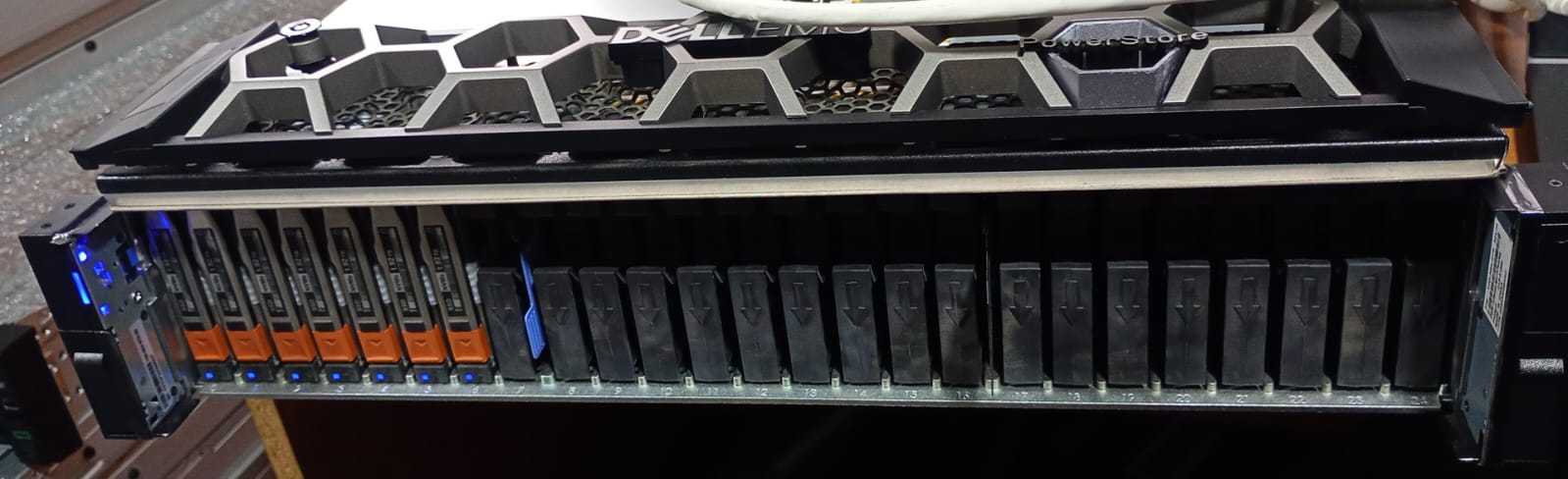 Dell PowerStore 500T 2U de doble nodo, 2 procesadores Intel Xeon Silver 4214, 192 GB RAM, 7 SSD Samsung PM1733 NVMe SED de 1.92 TB (13.44 TB brutos), 2 SSD M.2 de 240 GB, 8 puertos Fibre Chan
